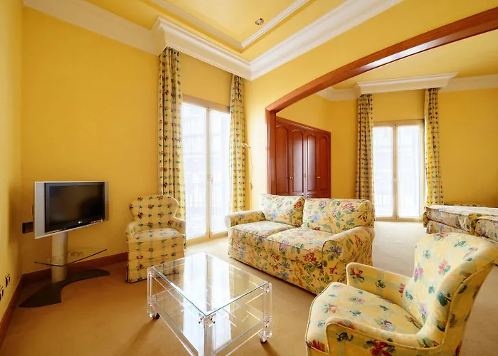 Lamaro Hotel