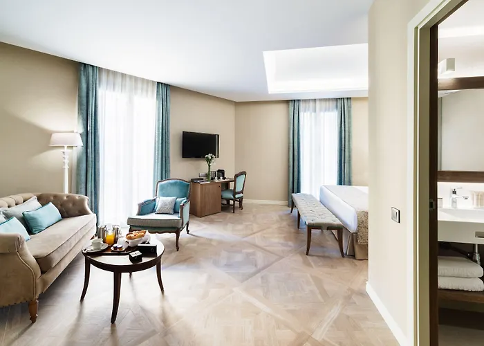 Otel Lamaro 5*
